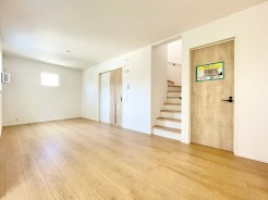 約17帖の開放感ある陽当たり良好のLDK。宅配ボックスや食洗器、タッチレス水栓など魅力ある設備。