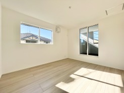 2階約7帖の主寝室。2号棟はインナーバルコニーを採用。小雨程度であれば洗濯物を雨からガード。