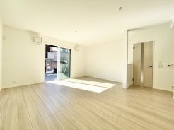 南と東の角地で開放感を感じられる陽当たり良好のLDK。食洗器や宅配ボックス、タッチレス水栓など魅力あふれる設備。