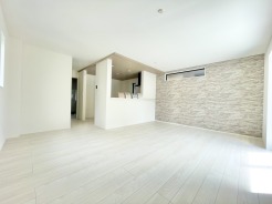 三面採光の17.75帖のLDKは開放感のある広々としたリビング。南西向きで陽当たり良好です。