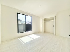 2階約7.9帖の主寝室。広々とした空間でキングベッドなどを置いても問題無さそうですね。クローゼットも容量が大きいです。