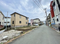 前面道路は比較的交通量が少なく、落ち着いて駐車していただけます。