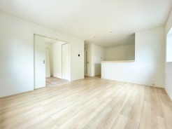 1号棟 15.5帖の広々としたＬＤＫは、家族団らんの時間をゆったりお過ごしいただけます。