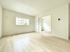 1号棟 和室の引き戸を開けると、より開放感を感じていただけます。