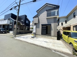 前面は比較的交通量の少ない道路となっておりますので、お車の運転が少し心配な方も落ち着いて駐車することが出来そうです。
