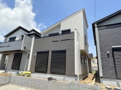 2つの部屋から行き来できる続きバルコニーは、南向きで陽当たり良好です◎