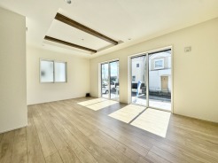 ■リビング
家族が集うリビングは、陽の明かりも入り明るいリビングになります。
家族団らんの時間も増えそうなくつろぎのＬＤＫ
