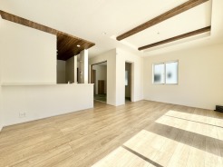 ■リビング
家族が集うリビングは、陽の明かりも入り明るいリビングになります。
家族団らんの時間も増えそうなくつろぎのＬＤＫ
