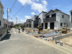 前面道路は比較的交通量が少なく、落ち着いて駐車していただけます。