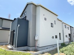 天井を屋根形状に合わせて高くすることで開放感がアップした、21帖以上のＬＤＫは家族団らんの時間をゆったりお過ごしいただけます。