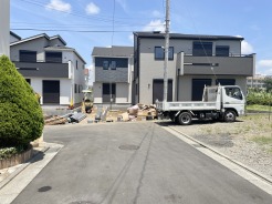 前面道路は比較的交通量が少なく、落ち着いて駐車していただけます。
