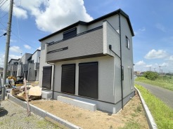 2つの部屋を行き来できるワイドなバルコニーは、南向きで陽当たり良好◎