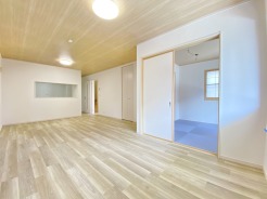 料理をしながらリビングにいる家族との会話を楽しめるカウンターキッチン。