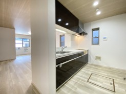 使い勝手がよいキッチンは、毎日の家事をスムーズにサポート。収納力も豊富で、いつでもスッキリした空間を保てます。