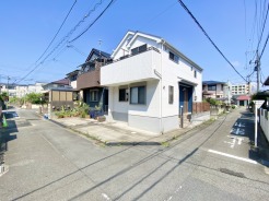 前面道路は比較的交通量が少なく、落ち着いて駐車していただけます。