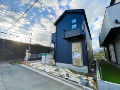 前面道路は比較的交通量が少なく落ち着いて駐車いただけます。