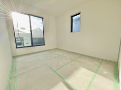 2階洋室6帖はバルコニーに面した明るいお部屋です。