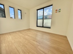 2階洋室は、3部屋共にバルコニーに面した明るいお部屋です。