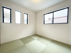 リビング横に4.5帖の和室があります。客間として活用したり、様々な用途でご活用いただけます。