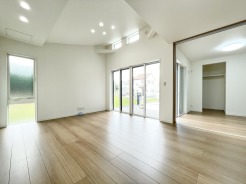 一部勾配天井になっていて、開放感を感じられます。