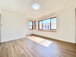 2階主寝室10帖のお部屋。南向きで陽当たり良好です。心地よい朝を迎えられそうですね。