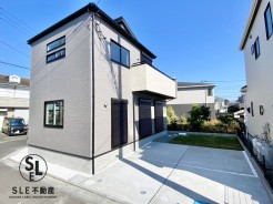 【長期優良住宅】毎日の暮らしに嬉しい並列駐車スペースをしっかり確保。お庭スペースもございます！