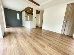 アクセントクロスが使用されていておしゃれなリビングに◎