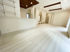 南側からの日差しが入るため日中は明るい空間です