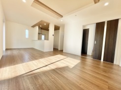 明るい陽射しが差し込む広々リビングは、家族みんなが自然と集まる心地よい空間。木目の温もりがやさしく包み込み、キッチンとの程よいつながりで会話も弾む♪ 新生活をのびのび楽しめる、ゆとりたっぷりの住まいです。