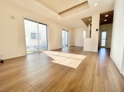 陽射しがたっぷり差し込む明るいリビングが魅力の一邸。木目の温もりが心地よく、家族がゆったり集まれる広々空間です。毎日が少し特別になる住まいです。