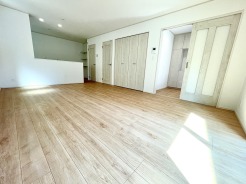 ■リビング
家族が集うリビングは、陽の明かりも入り明るいリビングになります。
家族団らんの時間も増えそうなくつろぎのＬＤＫ
