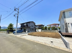 広々とした南庭スペースもございます。広々としたWICもあり収納も十分。全居室６帖以上です。