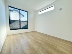 2階5.5帖洋室は、バルコニーに面した明るいお部屋です。