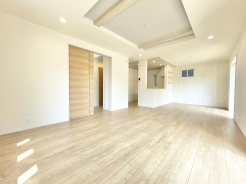 20帖あるＬＤＫは開放感があり、広々としたリビングです。家族団らんの時間をゆったりお過ごしいただけます。