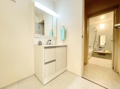 洗面と脱衣所が分かれているため、気兼ねなく使用できます。