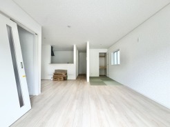 1号棟 南側からの日差しが入るため、日中は明るい空間です。