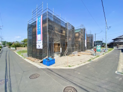 南西角地の開放感ある立地に佇む新築戸建です。