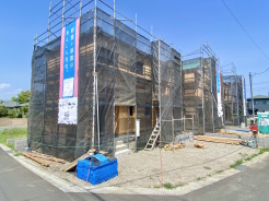 前面道路は比較的交通量が少なく、落ち着いて駐車していただけます。