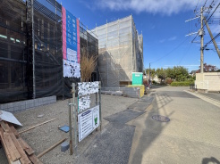 1号棟 毎日の車の出し入れもスムーズにできる、ゆとりある前面道路に面した住まいです。