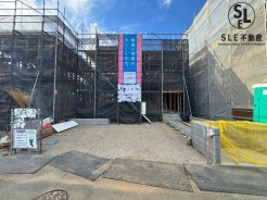 1号棟 【駐車並列2台】車通りが少なく、落ち着いた環境なので、お子さまの外遊びや自転車の練習も安心。