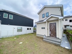 隣地との距離も確保されており、開放感のある立地ですね。こちらの物件を夢のマイホームにいかがでしょうか。