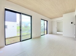 洋室の引き戸を開けておけば、より開放的にお過ごしいただけます。