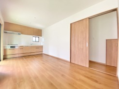 和室の引き戸を開けておけば、より開放的にお過ごしいただくことも可能です。