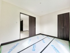 1階和室6帖のお部屋。客間として利用したり様々な用途でご活用いただけます。
