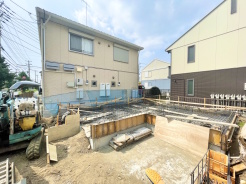 2026年1月中旬完成予定です。完成まで待ち遠しいですね♪