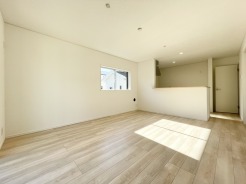 1号棟 LDKは南向きで約15帖となっており、隣の和室4.5帖を含めると約19.5帖のスペースで1階は広々とした空間です。