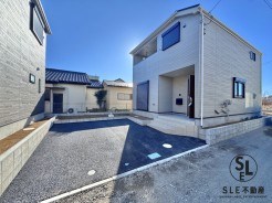 1号棟 【駐車並列2台】車通りが少なく、落ち着いた環境なので、お子さまの外遊びや自転車の練習も安心。