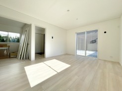 建物全体は白を基調としたデザインで清潔感を感じられます。完成したばかりの新築戸建を是非一度ご覧になってみてください。