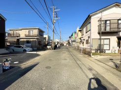 前面は広々としておりますので、お車のすれ違いの際も安心出来そうです。また、駐車の際も楽々出来そうですね。