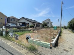 小、中学校まで徒歩約9分の立地はお子様の通学にも比較的安心です◎